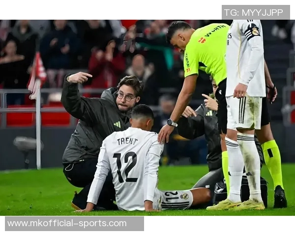 曼联逆转皇马上演经典大战帽子戏法点燃全场激情