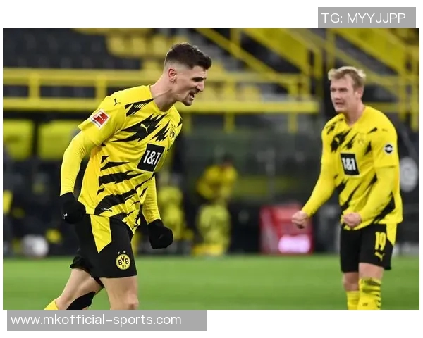 西甲赛场惊现冷门AC米兰狂胜多特蒙德6比2引发热议