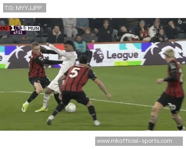 世界杯激战巴黎圣日耳曼与曼联2比2平局十大精彩进球回顾引爆全场气氛